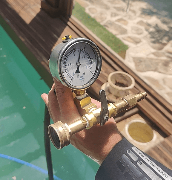 Prueba de presión con manómetro en las tuberías de una piscina para detectar fugas en el circuito